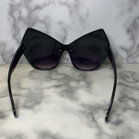 ๐ถ Statement Black Geo Structured Sunglasses ๐ถ - Picture 10 of 14